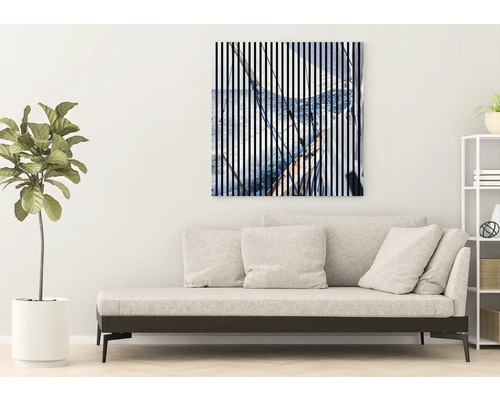 Dekoratives Wandbild mit Segelbootmotiv und geradlinigem Design über einem Sofa im Wohnzimmer.