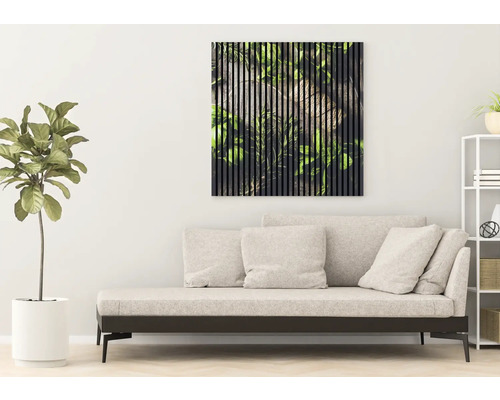 Wohnzimmer mit Sofa und Wandbild mit Pflanzenmotiv