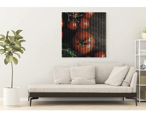 Wohnzimmer mit Sofa und Wandbild mit Tomatenmotiv