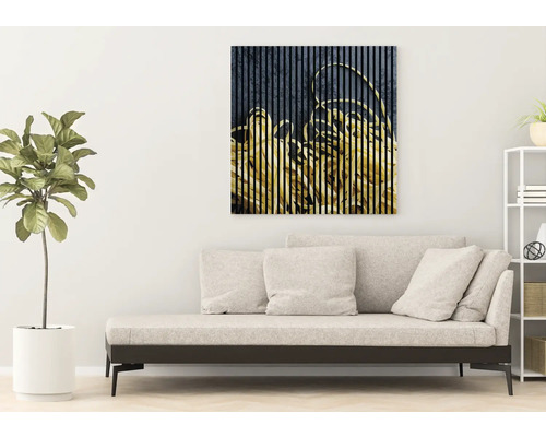 Wohnzimmer mit Sofa und dekorativem Wandbild