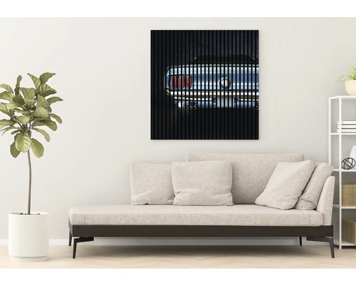 Wohnzimmer mit Sofa und Wandbild mit Auto-Motiv