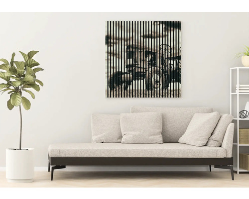 Wohnzimmer mit Sofa und Wandbild eines Traktors