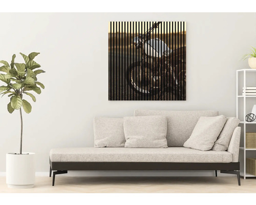 Dekoratives Wandbild mit einem Motorradmotiv im Wohnzimmer.