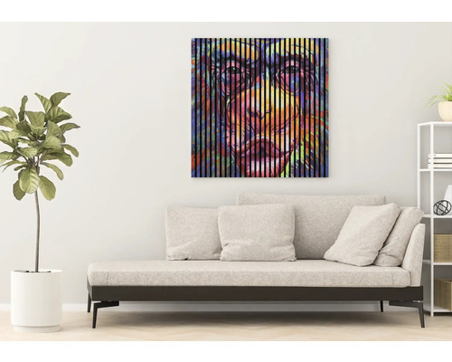Dekoratives Wohnzimmer mit Couch und Kunstdruck