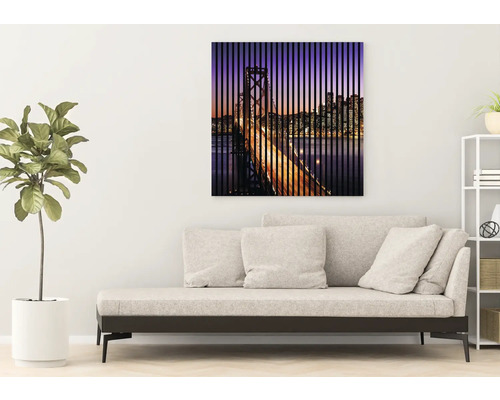 Wohnzimmer mit Sofa und einem Wandbild mit einer Stadtansicht und Brücke