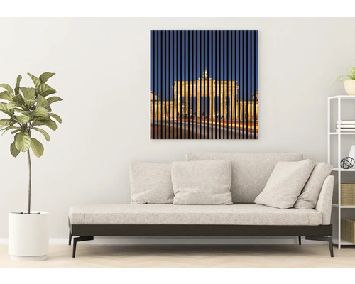 Wohnzimmer mit Sofa und Wandbild vom Brandenburger Tor in Berlin