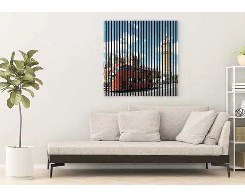 Wohnzimmer mit Sofa und Wandbild von London mit Bus und Big Ben