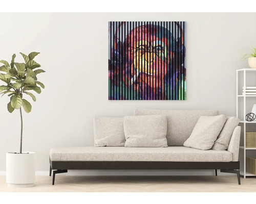 Dekoratives Wandbild mit einem Affenmotiv im Wohnzimmer
