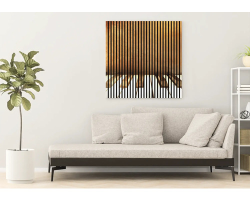 Wohnzimmer mit Couch und Wandbild mit Streifenmuster