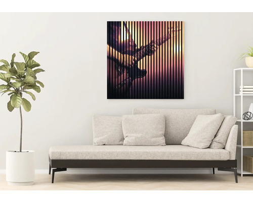 Wohnzimmer mit Sofa und Gitarrenbild an der Wand