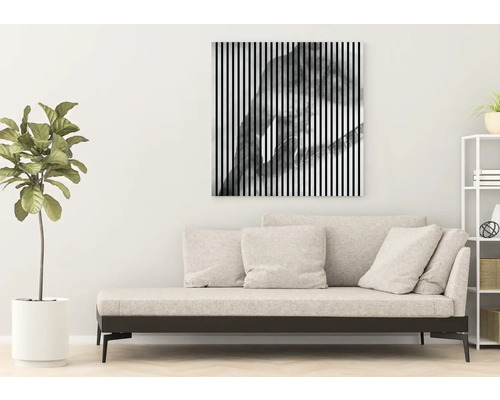 Wohnzimmer mit Sofa, Zimmerpflanze und Wandbild mit Streifenmuster