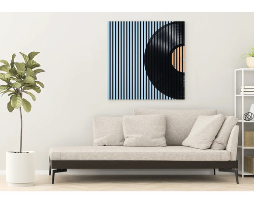 Wohnzimmer mit Sofa und Wandbild einer Schallplatte