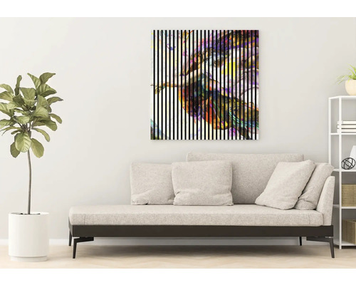 Dekoratives Wohnzimmer mit Leinwandbild, Sofa und Zimmerpflanze