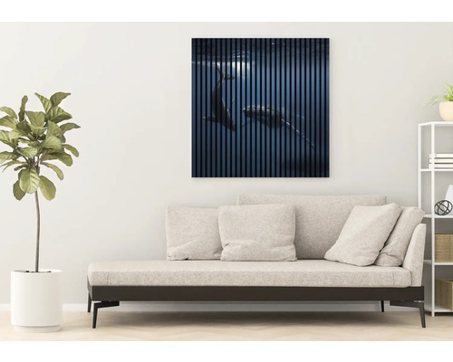 Wohnzimmer mit Sofa und Wandbild mit Unterwassermotiv.