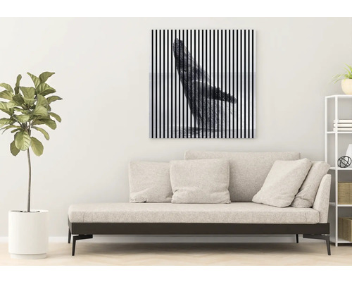 Dekoratives Wandbild mit Walmotiv und Streifendesign über einem Sofa in einem Wohnraum