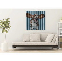Wohnzimmer mit Sofa und einem Bild mit Hundemotiv
