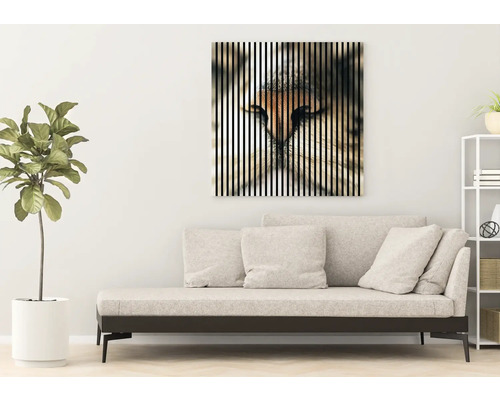 Wohnzimmer mit Sofa und Wandbild mit Tiermotiv