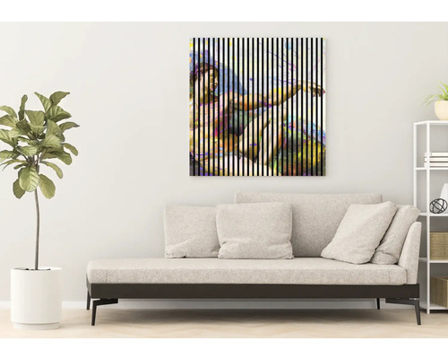 Dekoratives Wandbild mit vertikalen Streifen über einem Gemälde, platziert über einem Sofa in einem Wohnzimmer.