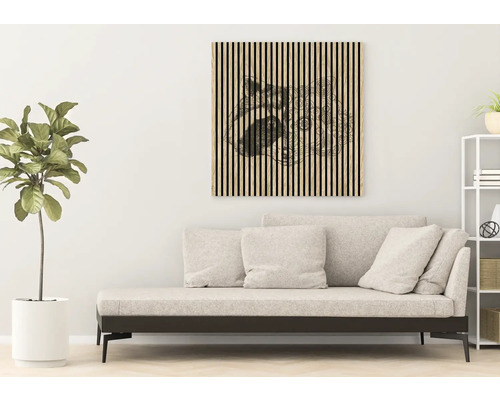 Wohnzimmer mit Tagesbett, Regal und Wandbild aus Holzlatten mit Bärenmotiv