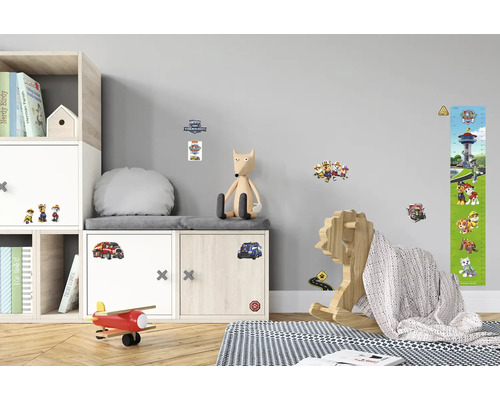 Kinderzimmer mit Paw Patrol Wandstickern, Regal und Spielzeug für Kinder