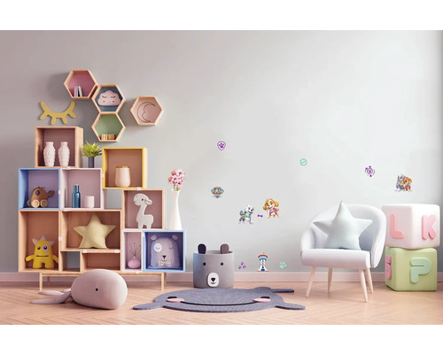 Dekoratives Kinderzimmer mit Wandstickern, Regalen und Sitzgelegenheiten