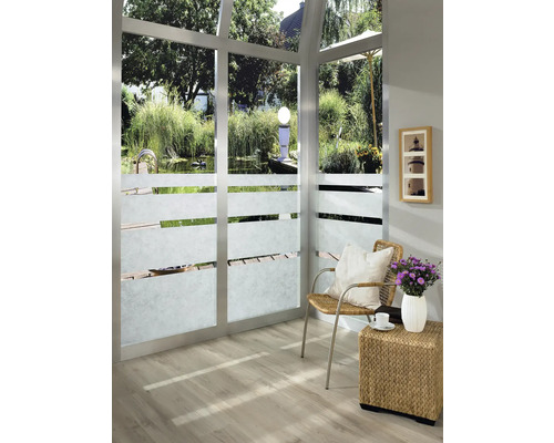 Innenraum mit Fensterfolie, Stuhl und Beistelltisch mit Blumenvase