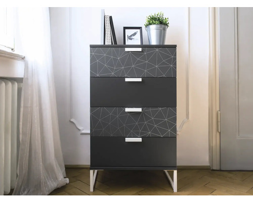 Kommode mit vier Schubladen, geometrischem Muster und Metallgriffen