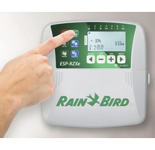 Rain Bird ESP-RZXe Bewässerungssteuerung mit Hand auf dem Automatikknopf