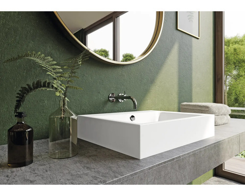 Modernes Badezimmer mit Aufsatzwaschbecken, Spiegel und Dekorationen.