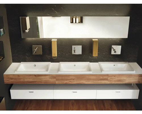 Badezimmer mit drei Waschbecken, Spiegel, Holzverkleidung und Schubladen