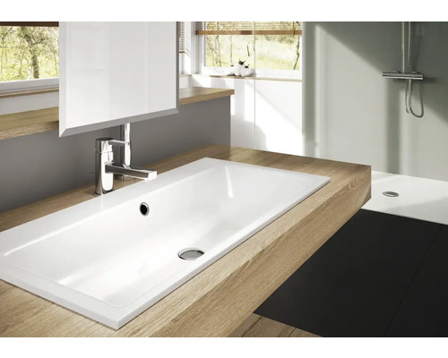 Modernes Badezimmer mit Aufsatzwaschbecken, Armatur und Spiegel