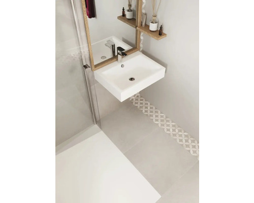 Modernes Badezimmer mit Aufsatzwaschbecken, Spiegel und Duschkabine für ein helles und organisiertes Ambiente.