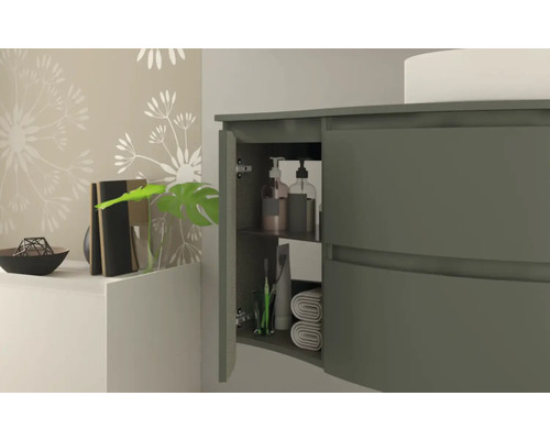 Badezimmer mit Unterschrank und geöffneter Tür, Regalen, Handtüchern und Pflegeprodukten