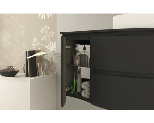 Waschtischunterschrank mit geöffneter Tür und Badutensilien