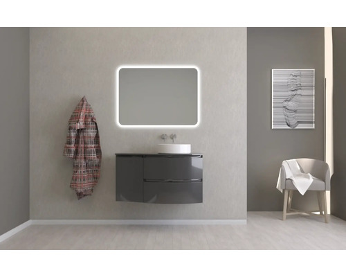 Modernes Badezimmer mit beleuchtetem Spiegel, Waschtischunterschrank und Sessel