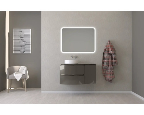 Badezimmer mit Waschtischunterschrank, beleuchtetem Spiegel und Stuhl