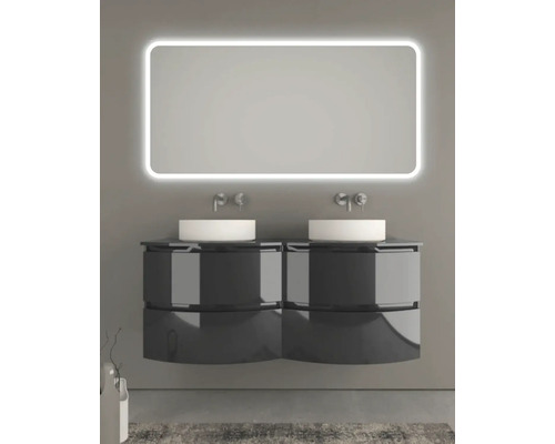 Badezimmer mit Doppelwaschtisch, Aufsatzwaschbecken und beleuchtetem Spiegel