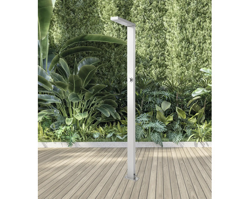 Gartendusche aus Metall auf Holzterrasse vor Grünpflanzen