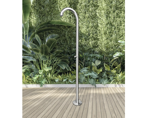 Gartendusche aus Metall vor grüner Pflanzenkulisse