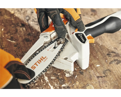 STIHL Akku-Kettensäge im Detail mit Händen, die die Kette spannen