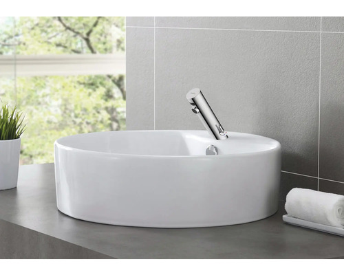 Aufsatzwaschbecken aus Keramik mit Armatur in einem Badezimmer.