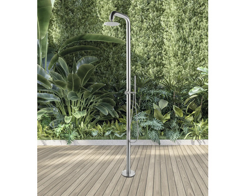 Freistehende Gartendusche aus Edelstahl mit Handbrause und Kopfbrause im Außenbereich