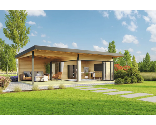 Holzgartenhaus mit Terrasse und moderner Inneneinrichtung im Garten.