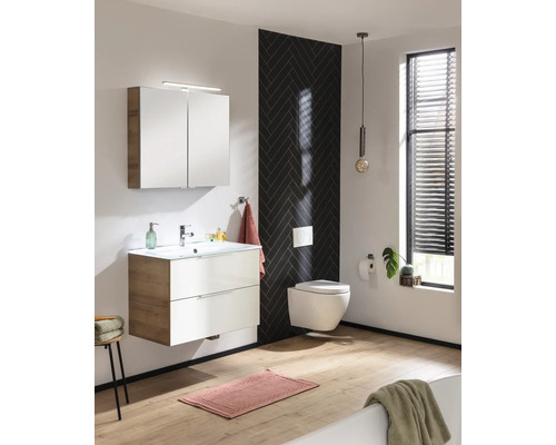 Modernes Badezimmer mit Waschtisch, Spiegelschrank, Wand-WC und dunkler Akzentwand.