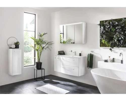 Helles Badezimmer mit Waschtisch, Spiegelschrank, Hängeschrank und Badewanne