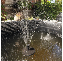 Solarbetriebene Teichpumpe im Gartenteich mit Wassersprühfunktion