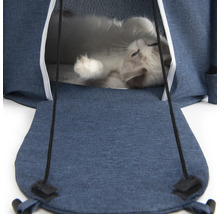 Katze entspannt in einer blauen Katzenhöhle
