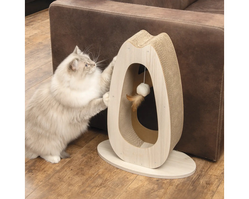 Katze benutzt einen Kratzbaum aus Holz und Karton mit Spielzeug