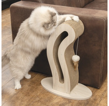 Katze an einem Kratzbaum aus Holz und Pappe mit Spielzeug