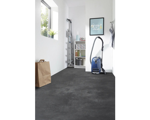 Heller Raum mit dunklem Boden, Leiter, Staubsauger und Regal